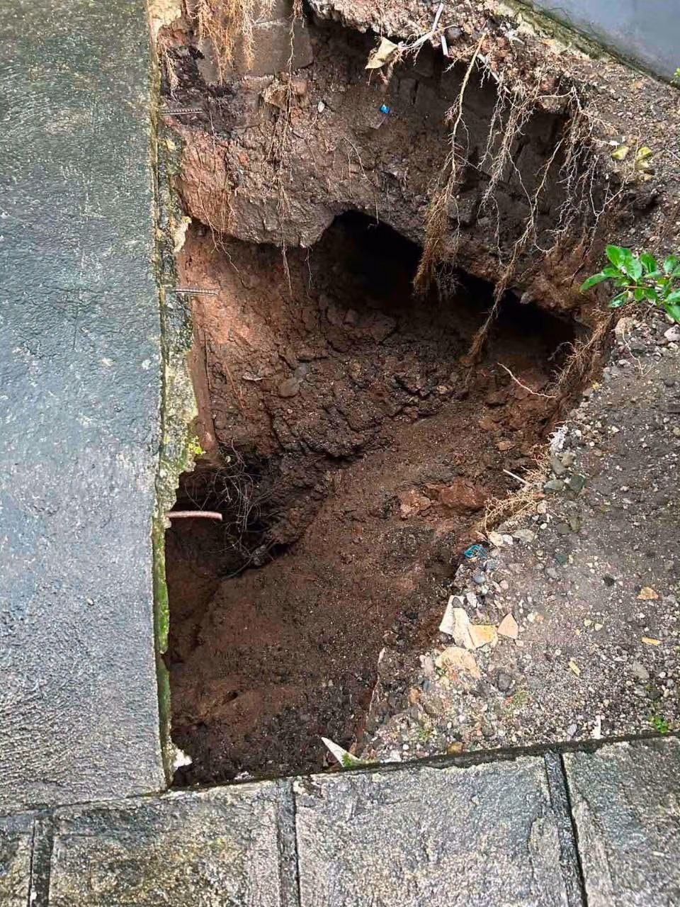 mga-sinkhole-lumitaw-dinalupihan-bataan-habagat!!.jpg