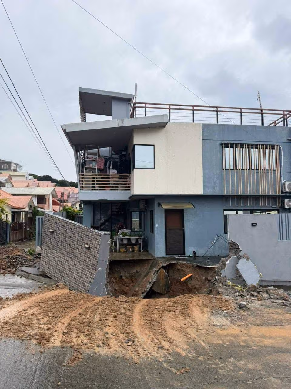 mga-sinkhole-lumitaw-dinalupihan-bataan-habagat!.jpg