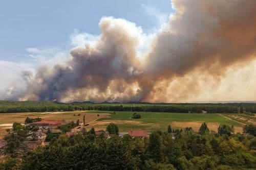 1,300 ektarya ng lupa, natupok sa malaking wildfire sa Fontainebleau, France