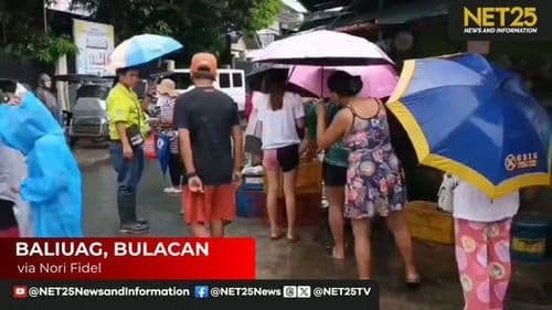 Mga residente sa Baliuag, Bulacan, pumila sa libreng tilapia sa kabila ng ulan